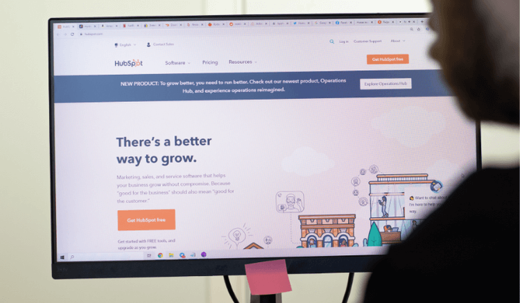 A man uses his desktop, browsing HubSpot