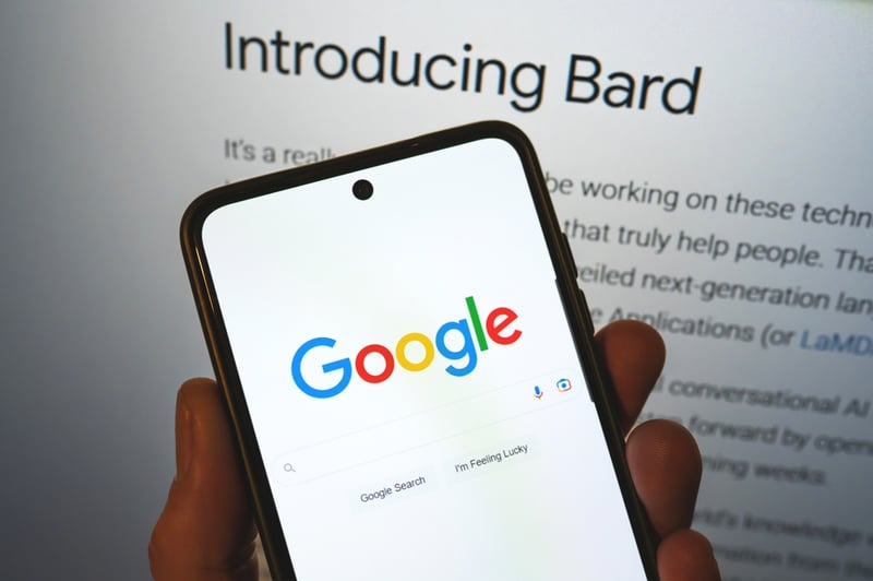 Google Bard能超越ChatGPT嗎？三大功能和AI不足之處 featured image